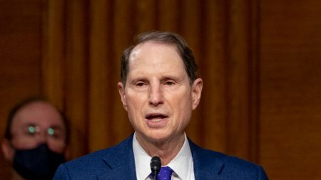 Senador Wyden condena los disturbios del día de la inauguración en su estado natal, Oregón