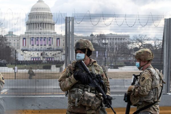 Las tropas de la Guardia Nacional de Estados Unidos patrullan las cercanías del Capitolio de los Estados Unidos, horas antes de la toma de posesión del presidente electo Joe Biden, en Washington, el 20 de enero de 2021. (Roberto Schmidt/AFP a través de Getty Images)