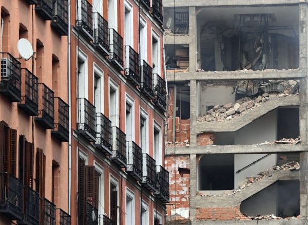 Un edificio dañado se muestra en Madrid, España, el 20 de enero de 2021 después de que una fuerte explosión sacudiera el edificio. (Foto de GABRIEL BOUYS / AFP a través de Getty Images)