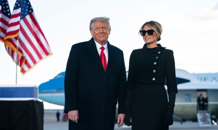 El presidente saliente Donald Trump y la primera dama Melania Trump se dirigen a los invitados en la Base Conjunta Andrews en Maryland el 20 de enero de 2021. (Alex Edelman/AFP vía Getty Images)
