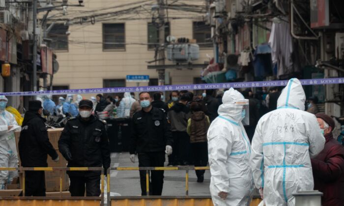 Policía acordona zona alrededor de un barrio residencial en el distrito de Huangpu, en el este de China, Shanghái, el 21 de enero de 2021. (STR/AFP vía Getty Images)