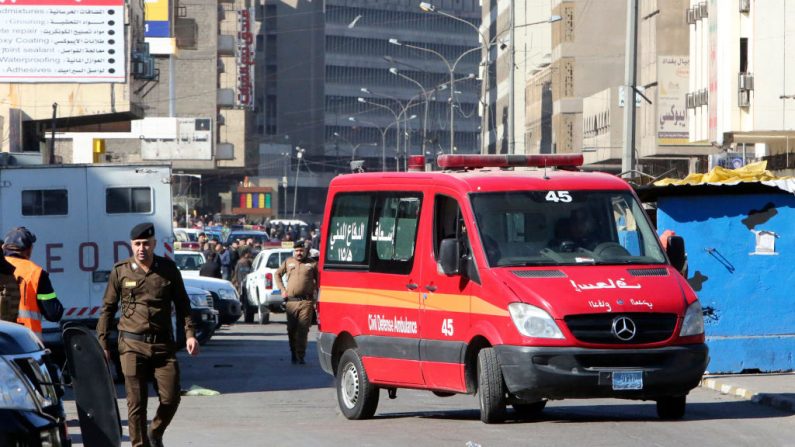 Una imagen muestra la escena de un doble atentado suicida en una bulliciosa calle comercial en el corazón de Bagdad, Irak, el 21 de enero de 2021. (Foto de SABAH ARAR / AFP a través de Getty Images)