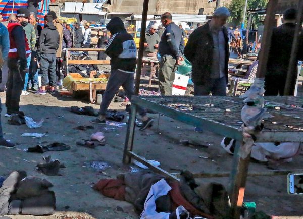 Una imagen muestra la escena de un atentado suicida doble en una bulliciosa calle comercial en el corazón de Bagdad, Irak, el 21 de enero de 2021. (Foto de Sabah Arar / AFP a través de Getty Images)
