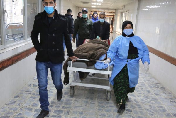 Un hombre herido es trasladado de urgencia a la sala de emergencias de un hospital tras un doble atentado suicida en una bulliciosa calle comercial en el corazón de la capital iraquí, Bagdad, Irak, el 21 de enero de 2021. (Foto de Sabah Arar / AFP a través de Getty Images)