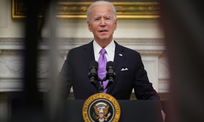 El presidente Joe Biden habla sobre la respuesta a la COVID-19 en el Comedor de Estado de la Casa Blanca el 21 de enero de 2021. (Mandel Ngan/AFP vía Getty Images)