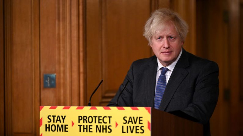 El primer ministro del Reino Unido, Boris Johnson, asiste a una conferencia de prensa sobre el covid-19 en el número 10 de Downing Street el 22 de enero de 2021 en Londres, Inglaterra. (Foto de Leon Neal / Getty Images)