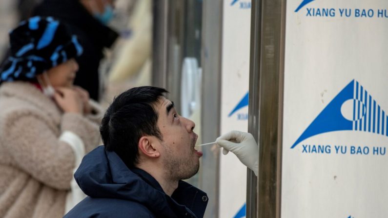 Las personas se someten a pruebas de COVID-19 en Beijing el 23 de enero de 2021. (NOEL CELIS/AFP a través de Getty Images)