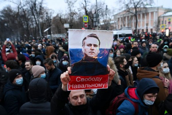 Los manifestantes marchan en apoyo del líder opositor encarcelado Alexéi Navalni en el centro de Moscú, Rusia, el 23 de enero de 2021. (Foto de Kirill Kudryavtsev / AFP a través de Getty Images)