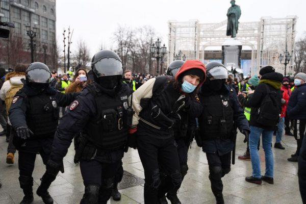 La policía detiene a una manifestante durante una protesta en apoyo del líder opositor encarcelado Alexéi Navalni en el centro de Moscú, Rusia, el 23 de enero de 2021. (Foto de Natalia Kolesnikova / AFP a través de Getty Images)