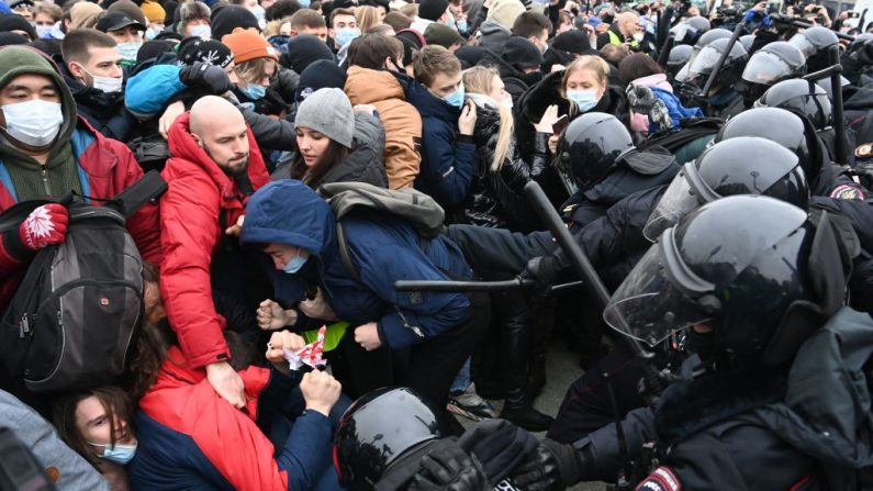 Los manifestantes chocan con la policía antidisturbios durante una manifestación en apoyo del líder opositor encarcelado Alexéi Navalni en el centro de Moscú, Rusia, el 23 de enero de 2021. (Foto de Kirill Kudryavtsev / AFP vía Getty Images)