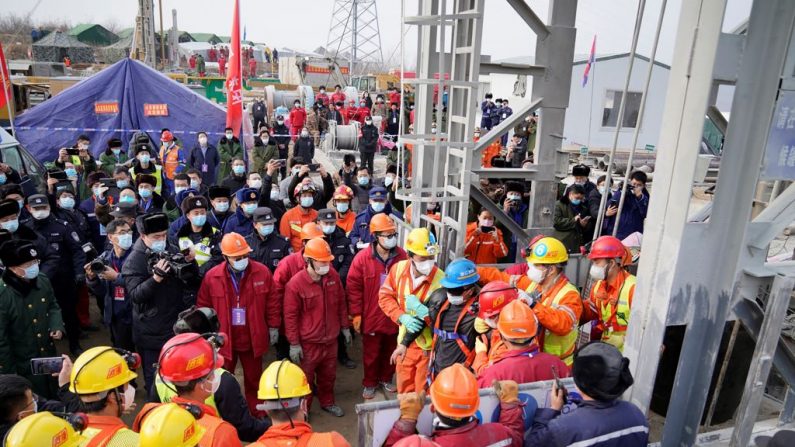 Uno de los veintidós mineros chinos se salva de cientos de metros bajo tierra donde habían estado atrapados durante dos semanas después de la explosión de una mina de oro en Qixia, en la provincia de Shandong, en el este de China, el 24 de enero de 2021 (Foto de STR / CNS / AFP a través de Getty Images)