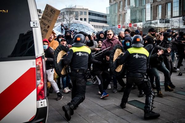 Manifestantes chocan contra policías antidisturbios holandeses durante una manifestación contra las restricciones por covid-19 el 18 de septiembre en la plaza de la plaza en Eindhoven, Países Bajos, el 24 de enero de 2021. (Foto de Rob Engelaar / ANP / AFP a través de Getty Images)