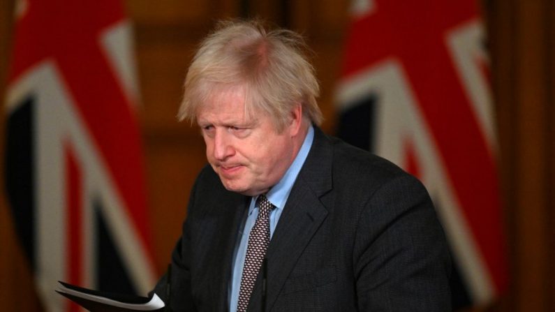 El primer ministro británico, Boris Johnson, abandona el podio después de dirigir una conferencia de prensa virtual sobre la pandemia covid-19, dentro del número 10 de Downing Street en el centro de Londres, Reino Unido, el 26 de enero de 2021. (Justin Tallis / POOL / AFP vía Getty Images)
