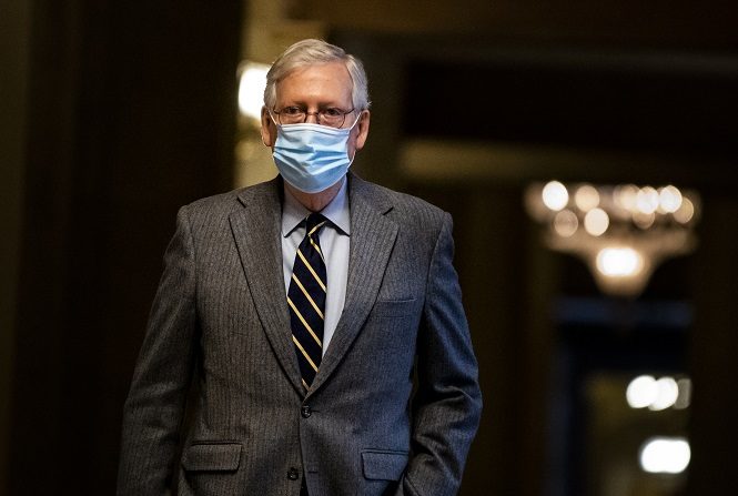 El líder de la minoría del Senado, Mitch McConnell (R-KY), se dirige al pleno del Senado el 26 de enero de 2021 en Washington, DC. (Samuel Corum/Getty Images)
