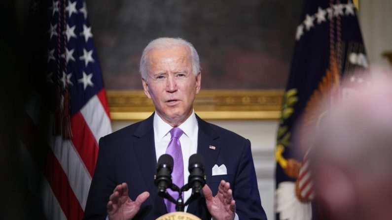 El presidente de los Estados Unidos, Joe Biden, habla sobre la respuesta al Covid-19 en el Comedor Estatal de la Casa Blanca en Washington, DC el 26 de enero de 2021. (Mandel Ngan/AFP a través de Getty Images)