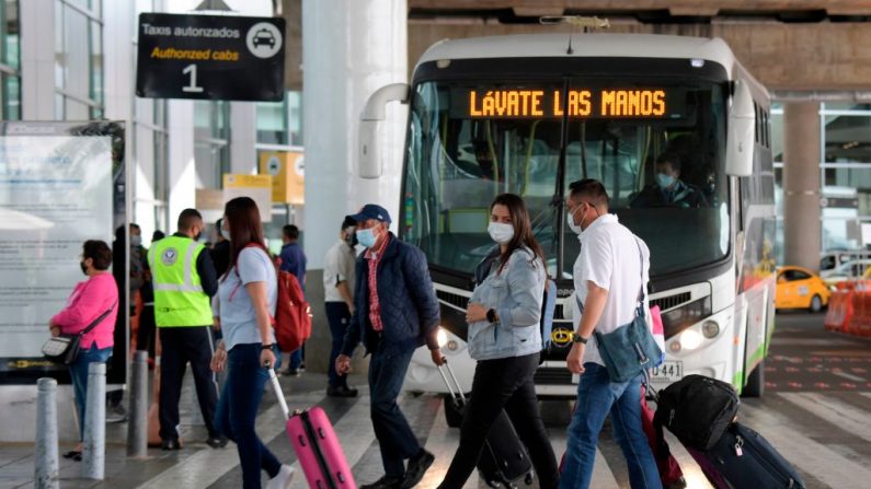 Los pasajeros son vistos en el aeropuerto internacional El Dorado en Bogotá (Colombia), el 28 de enero de 2021.(Raul Arboleda / AFP vía Getty Images)