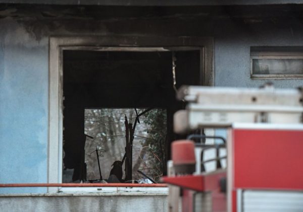 Esta imagen muestra una ventana quemada del hospital de enfermedades infecciosas Matei Bals en Bucarest, Rumania, que trataba a pacientes con covid-19, el 29 de enero de 2021, donde al menos 5 personas murieron después de que estalló un incendio. (Foto de Daniel Mihailescu / AFP a través de Getty Images)
