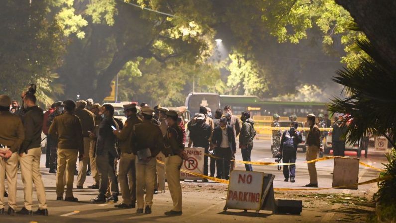 La policía acordona un área en una calle después de una explosión cerca de la embajada de Israel en Nueva Delhi, India, el 29 de enero de 2021. (Foto de Sajjad Hussain / AFP a través de Getty Images)