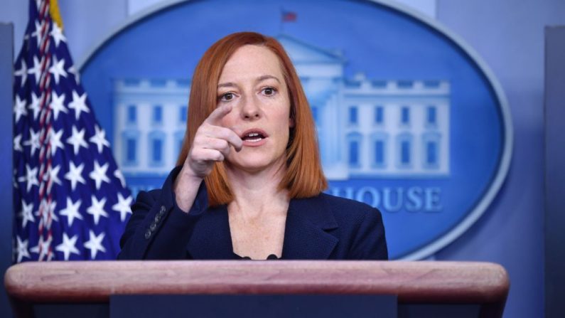 La secretaria de prensa de la Casa Blanca, Jen Psaki, responde a una pregunta durante una rueda de prensa el 29 de enero de 2021, en la sala de reuniones Brady de la Casa Blanca en Washington, DC. (NICHOLAS KAMM/AFP vía Getty Images)