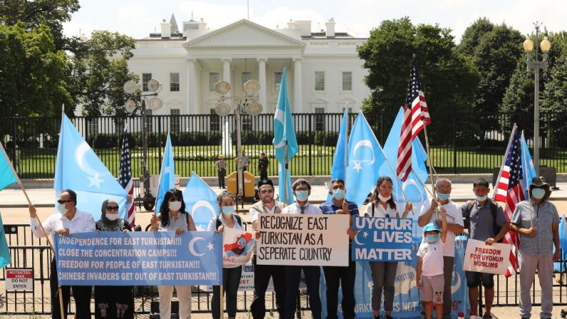 Partidarios y miembros del Movimiento del Despertar Nacional del Turquestán Oriental se reúnen frente a la Casa Blanca para instar a Estados Unidos a poner fin a los acuerdos comerciales con China y tomar medidas para detener la opresión de los uigures y otros pueblos turcos el 14 de agosto de 2020 en Washington, DC. (Chip Somodevilla/Getty Images)