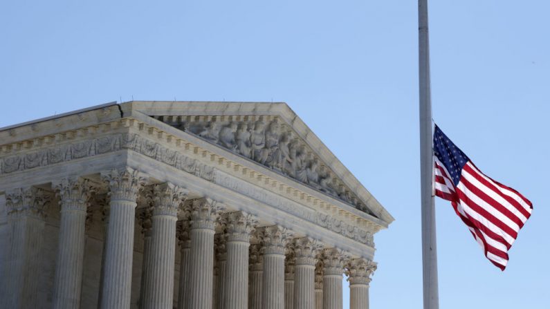 Una bandera estadounidense ondea a media asta frente a la Corte Suprema de Estados Unidos, el 21 de septiembre de 2020, en Washington D.C. (Alex Wong/Getty Images)