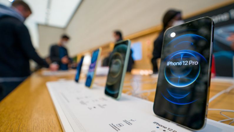 Los nuevos iPhone 12 y iPhone 12 Pro se encuentran en exhibición durante el día de lanzamiento el 23 de octubre de 2020, en Londres, Inglaterra. (Imagen de Ming Yeung/Getty Images)