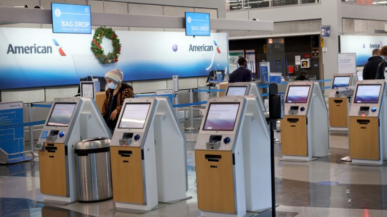 Un viajero se registra para un vuelo en el Aeropuerto Internacional O'Hare el 24 de noviembre de 2020 en Chicago, Illinois (EE.UU.). (Foto de Scott Olson / Getty Images)