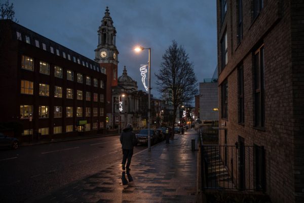 Los miembros del público caminan por la ciudad de Woolwich el 4 de enero de 2021 en Londres, Inglaterra. (Foto de Dan Kitwood / Getty Images)