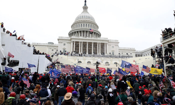 Los manifestantes se reúnen frente al edificio del Capitolio de Estados Unidos, en Washington, el 6 de enero de 2021. Los manifestantes ingresaron al edificio del Capitolio de Estados Unidos después de manifestaciones masivas en la capital de la nación, durante una sesión conjunta del Congreso, para contar los votos electorales. (Tasos Katopodis/Getty Images)
