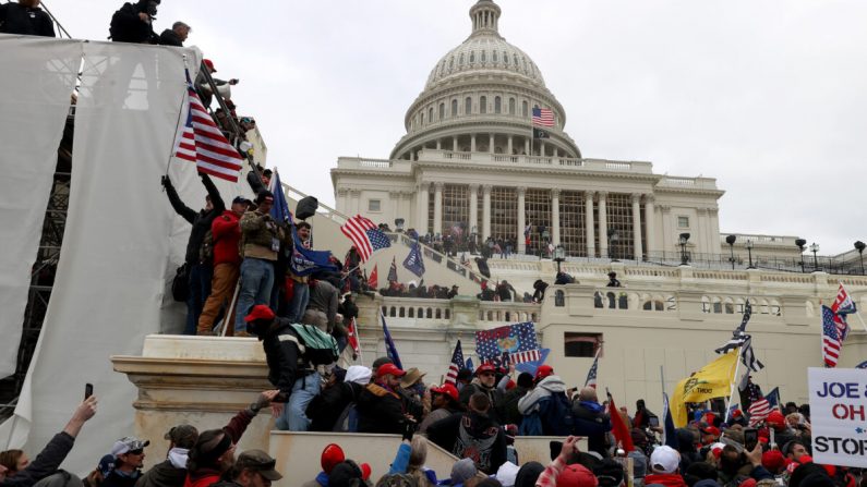 Manifestantes se reúnen frente al edificio del Capitolio de Estados Unidos, en Washington, el 6 de enero de 2021. (Tasos Katopodis/Getty Images)

