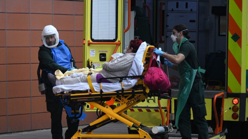 Un paciente llega en ambulancia al hospital Royal London el 8 de enero de 2021 en Londres, Inglaterra. (Foto de Leon Neal / Getty Images)