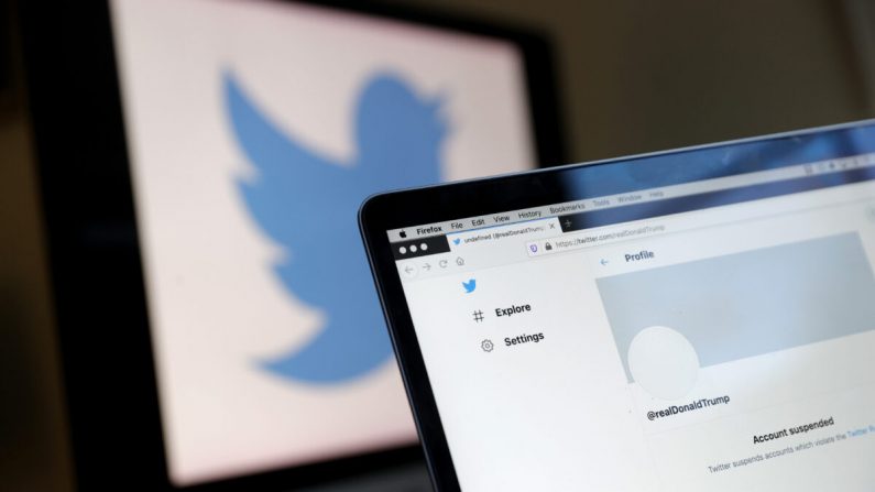 La cuenta de Twitter suspendida del presidente Donald Trump aparece en la pantalla de una laptop el 8 de enero de 2021. (Justin Sullivan/Getty Images)