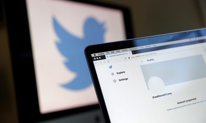 La cuenta de Twitter suspendida del presidente Donald Trump aparece en la pantalla de un ordenador portátil el 8 de enero de 2021. (Justin Sullivan/Getty Images)
