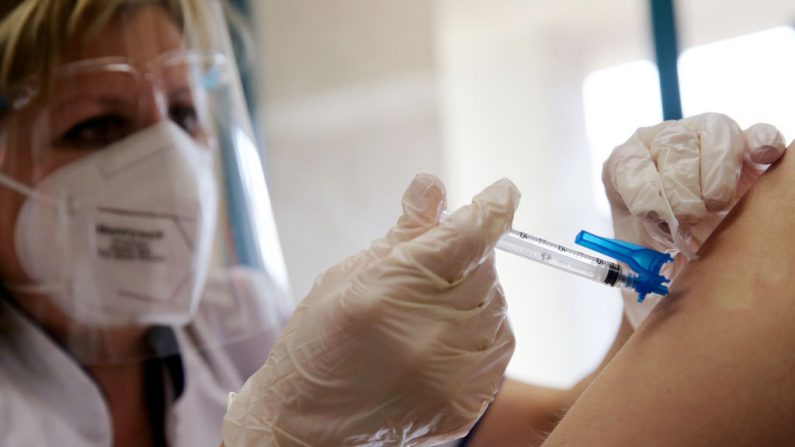 La persona de salud administra una dosis de la vacuna Moderna COVID-19 a un miembro del personal en el Centro de Enfermería Ararat en el vecindario de Mission Hills en Los Ángeles el 7 de enero de 2021 en Los Ángeles, California (EE.UU.). (Foto de Mario Tama / Getty Images)