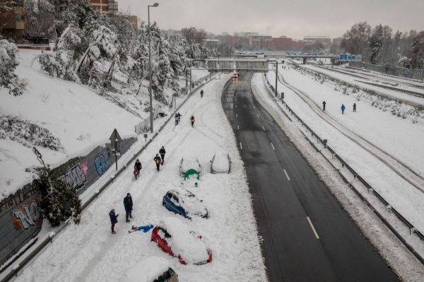 Los coches se bloquean en la nieve mientras la gente pasa por la carretera M-30 durante las fuertes nevadas el 9 de enero de 2021 en Madrid, España. (Foto de Pablo Blazquez Dominguez / Getty Images)