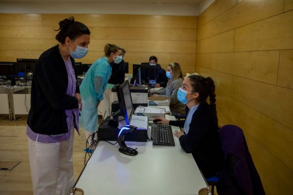 Los trabajadores de salud se registran antes de recibir una dosis de la vacuna Pfizer-BioNTech Covid-19 en el Hospital Gregorio Marañón durante la tercera ola de la pandemia de covid-19 el 14 de enero de 2021 en Madrid, España. (Foto de Pablo Blazquez Dominguez / Getty Images)