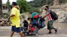 Guatemala retorna a más de 4000 hondureños de caravana, mientras Biden revierte medidas migratorias