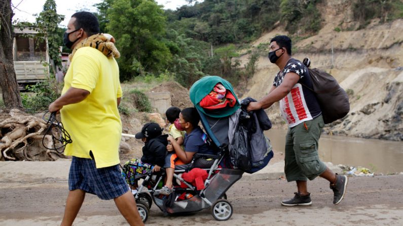 Un migrante hondureño cruza la frontera el 16 de enero de 2021 en El Florida, Guatemala. (Josue Decavele/Getty Images)