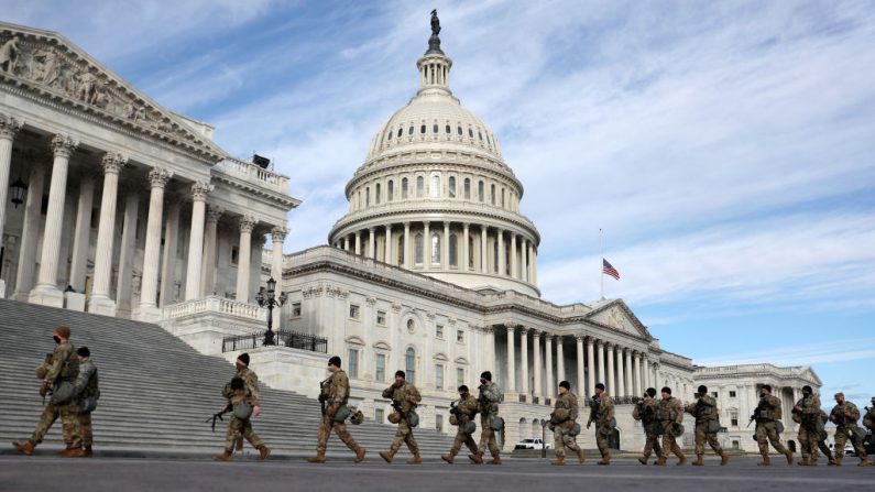 Miembros de la Guardia Nacional de Virginia caminan por el Capitolio de Estados Unidos, el 17 de enero de 2021, en Washington, D.C. (Joe Raedle/Getty Images)