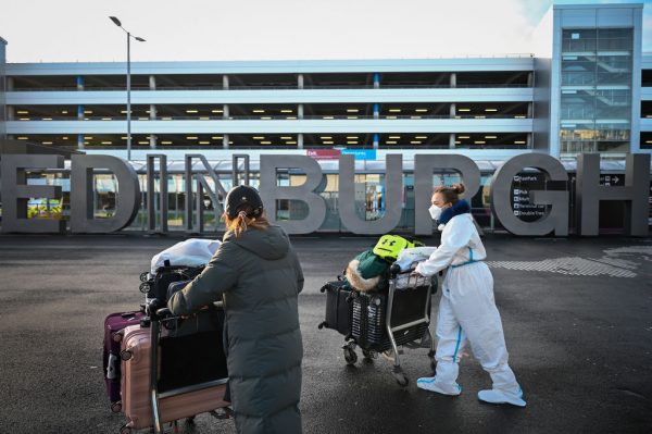 Los miembros del público son vistos en el aeropuerto de Edimburgo mientras los corredores de viaje se cierran hasta el 15 de febrero, el 18 de enero de 2021 en Edimburgo, Escocia. (Foto de Jeff J Mitchell / Getty Images)