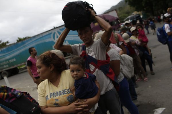 Los migrantes hondureños hacen fila para registrarse para regresar a su país el 18 de enero de 2021 en El Florido, Guatemala. (Foto de Josue Decavele / Getty Images)