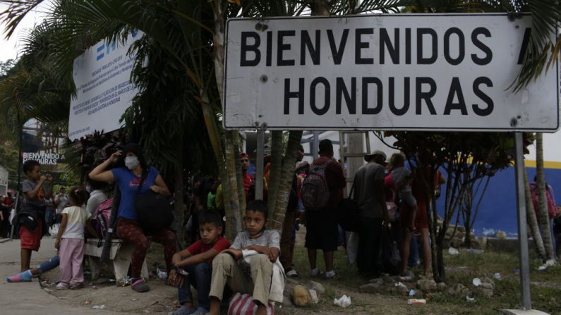 Un grupo de migrantes hondureños descansan esperando regresar a su país el 18 de enero de 2021 en El Florido, Guatemala. (Foto de Josue Decavele / Getty Images)