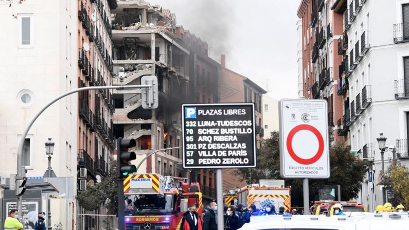 Columnas de humo se elevan después de que seis pisos se derrumbaron en un edificio después de una gran explosión en la calle Toledo en el centro de Madrid el 20 de enero de 2021 en Madrid, España. (Foto de Carlos Alvarez / Getty Images)