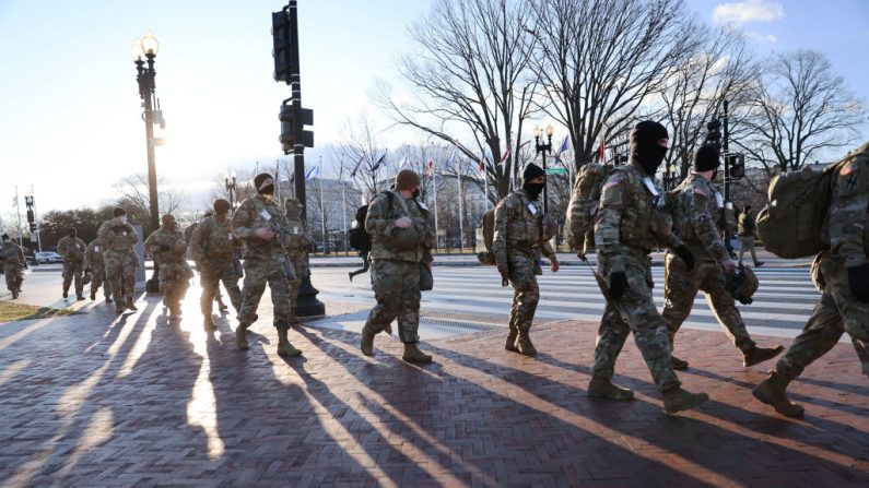 Miembros de la Guardia Nacional patrullan las calles antes de la toma de posesión del presidente electo de Estados Unidos, Joe Biden, el 20 de enero de 2021 en Washington, DC. (Spencer Platt/Getty Images)
