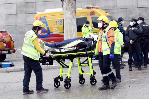 Los servicios de emergencia se llevan a un herido en una camilla después de que seis pisos se derrumbaran en un edificio después de una gran explosión en la calle Toledo en el centro de Madrid el 20 de enero de 2021 en Madrid, España. (Foto de Carlos Alvarez / Getty Images)