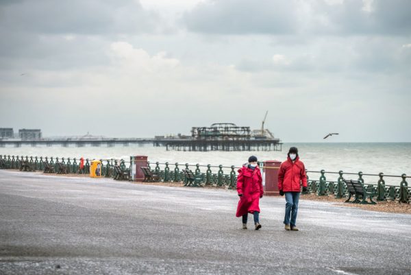 Una pareja camina el 26 de enero de 2021 en la ciudad de Brighton y Hove, Reino Unido en medio de la pandemia de covid-19. (Foto de Andrew Hasson / Getty Images)