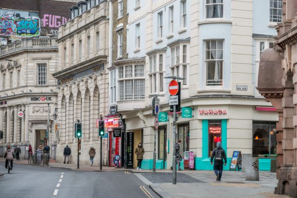 Calles casi desiertas en las zonas comerciales de The Lanes y North Laine en la ciudad de Brighton y Hove, Reino Unido en medio de la pandemia de covid-19. (Foto de Andrew Hasson / Getty Images)