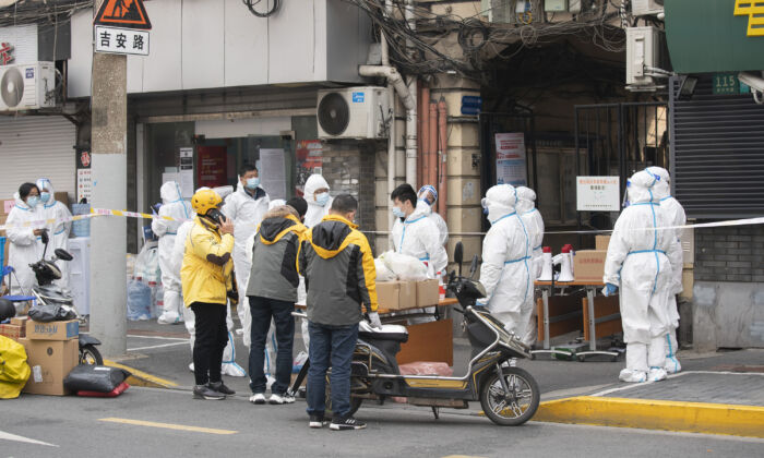 Trabajadores sanitarios se movilizan con trajes de protección en el distrito de Huangpu en Shanghai, China, el 28 de enero de 2021. (Hu Chengwei/Getty Images)