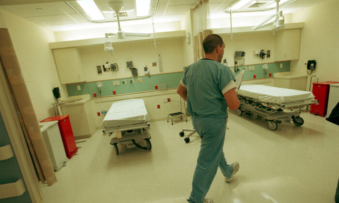 Un enfermero recorre una sala de emergencias, en el recién inaugurado Departamento de Emergencias de Berenson, en el Centro Médico Beth Israel Deaconess, en Boston, el 16 de julio de 2001. (Darren McCollester/Getty Images)