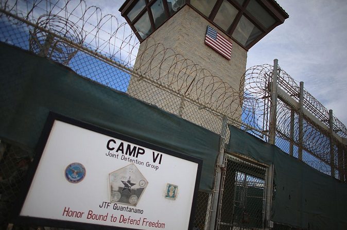 Fotografía de la entrada al Campo VI en la prisión militar estadounidense, el 25 de junio de 2013, en la Bahía de Guantánamo, Cuba. (Joe Raedle/Getty Images)